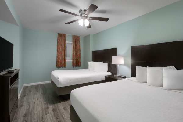 Bedroom with 2 ful beds