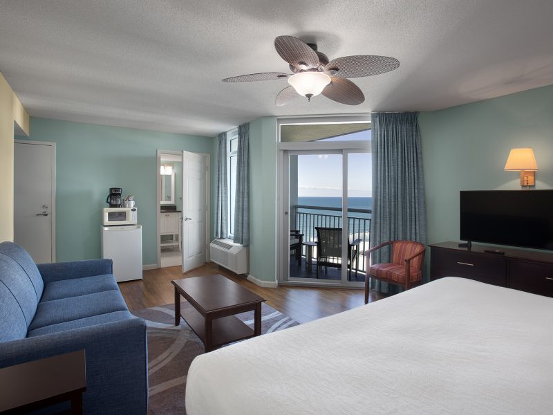 King Sideview Living Area